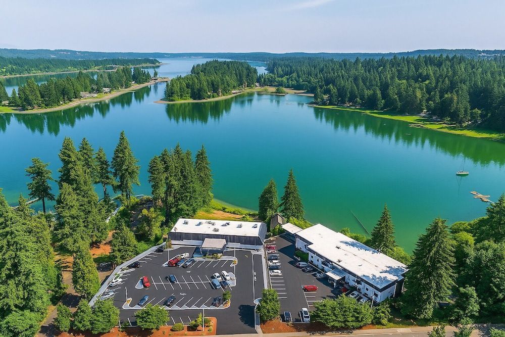 Oyster Bay Inn & Suites 1