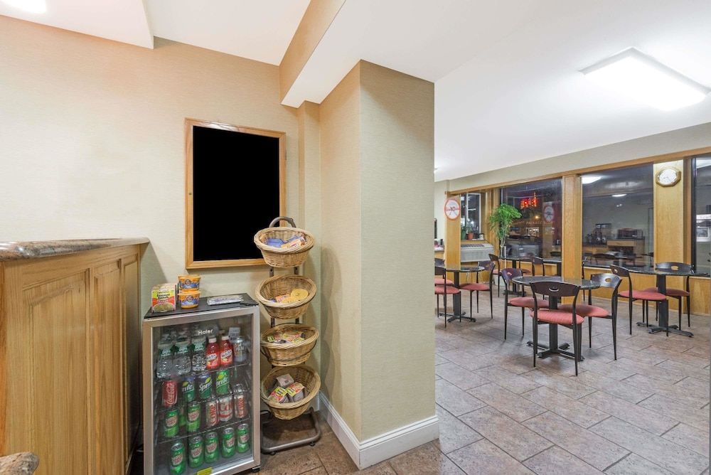 Howard Johnson by Wyndham Rocky Hill 1