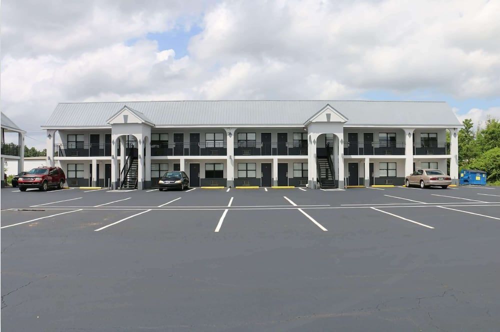 Travelodge by Wyndham Calhoun South I-75 1