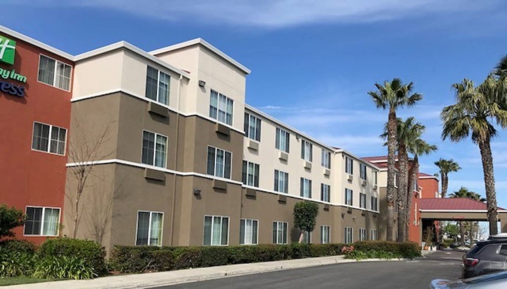 Holiday Inn Express & Suites TRACY by IHG 1
