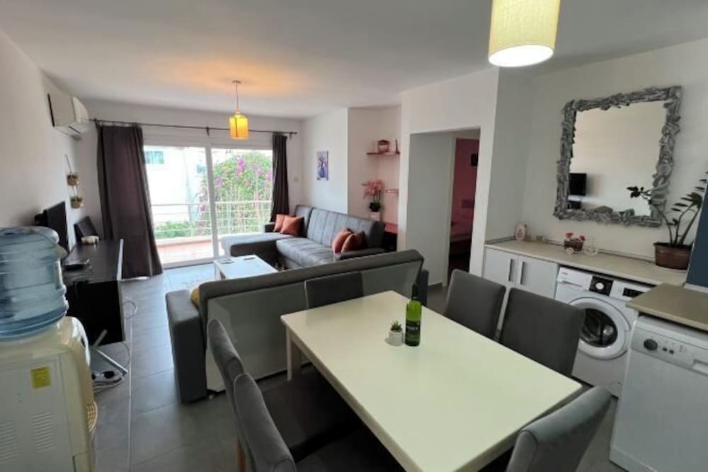 Downtown Location/ Netflix Included/ Spacious Apt 1