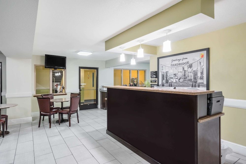 Super 8 by Wyndham Dandridge 2