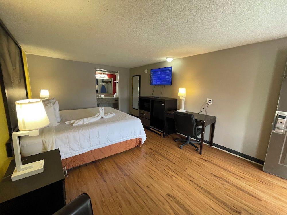 Super 8 by Wyndham Monroe 2