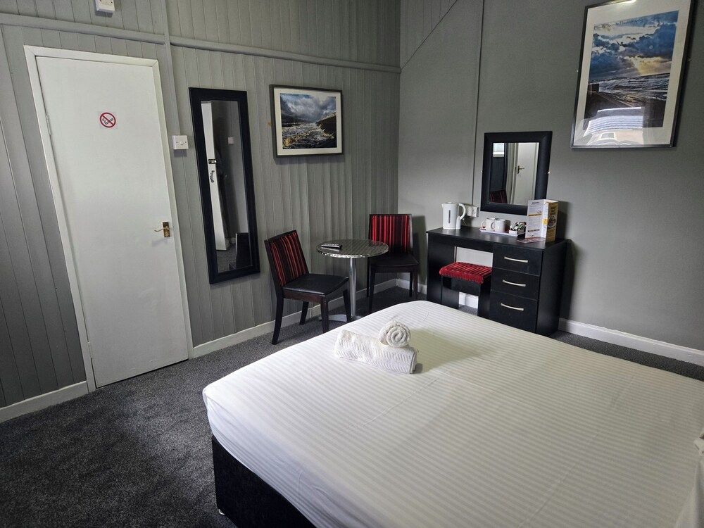 Peek-a-Booze - Budget Hotel - Adults Only 1
