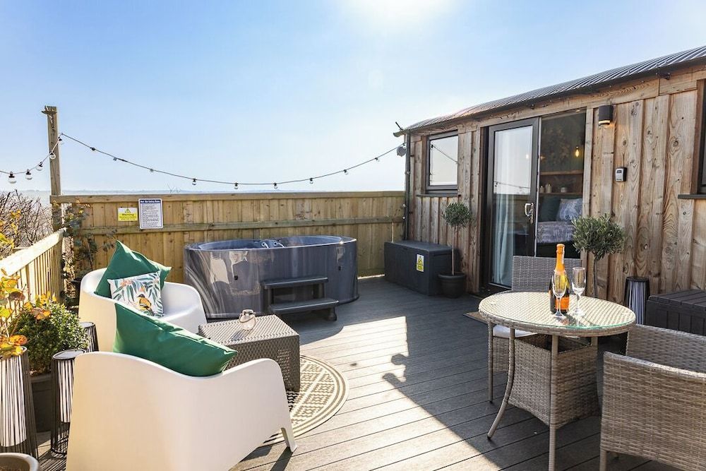 Willows Rest - 1 Bed Shepherds Hut - Pentlepoir 1