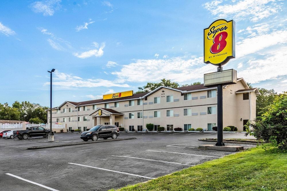 Super 8 by Wyndham Independence Kansas City 1
