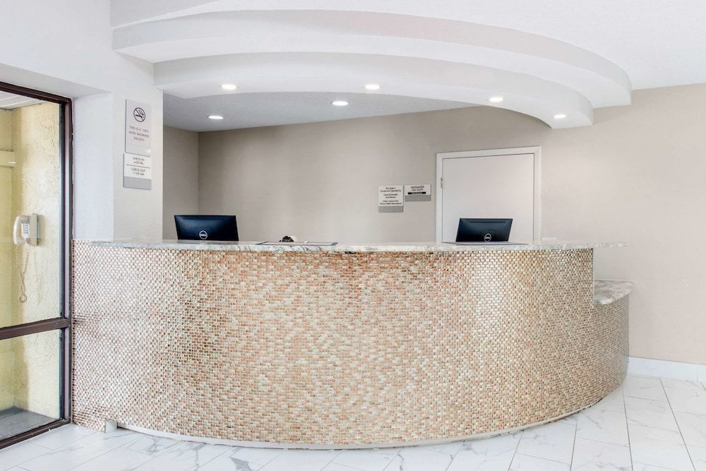 Clarion Inn & Suites Kissimmee-Lake Buena Vista South 1