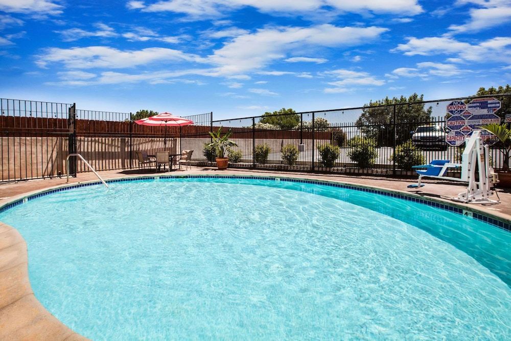 Days Inn & Suites by Wyndham Antioch 1