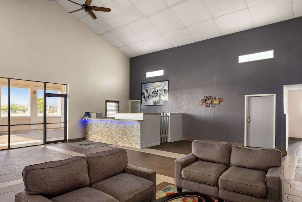 Super 8 by Wyndham Gainesville TX 2