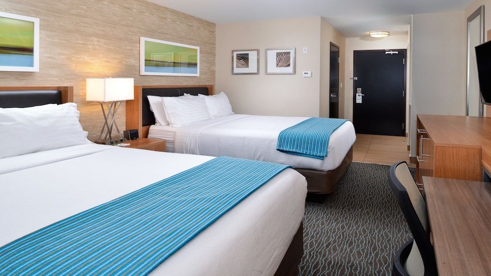 Holiday Inn & Suites EDMONTON ARPT - CONFERENCE CTR by IHG 2