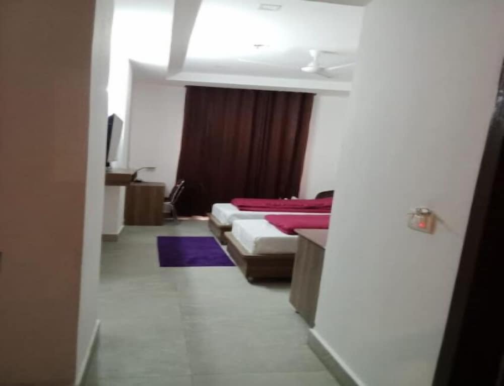 PACIFIC INN HOTEL 2