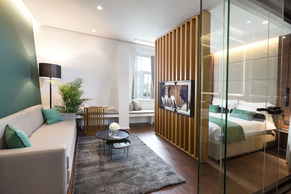 Dominic Smart & Luxury Suites Parliament 1