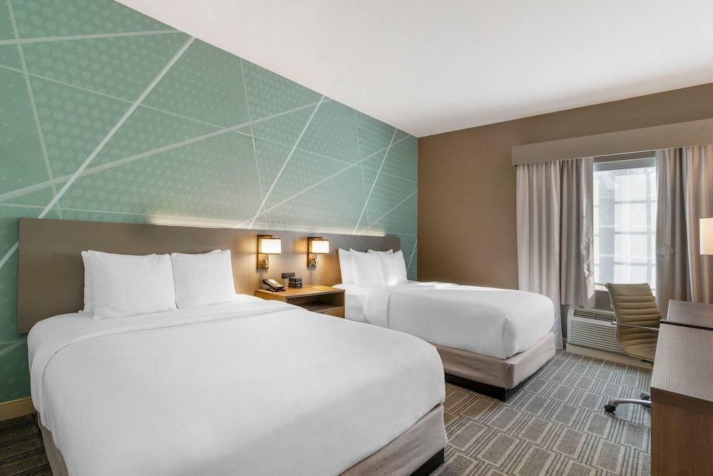 Comfort Inn & Suites 1