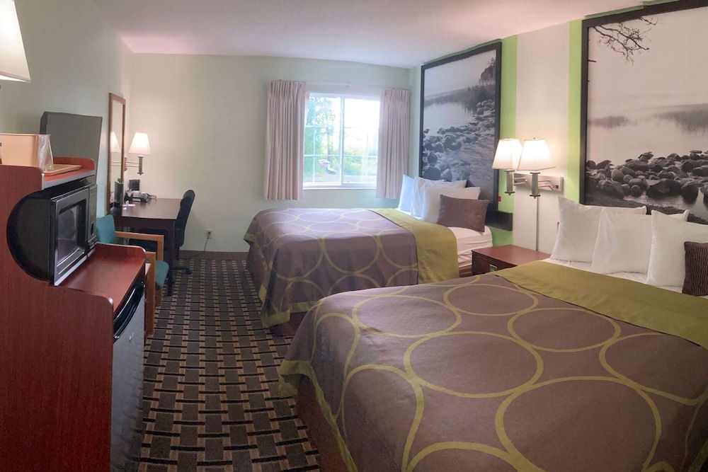 Super 8 by Wyndham Chisago City 1