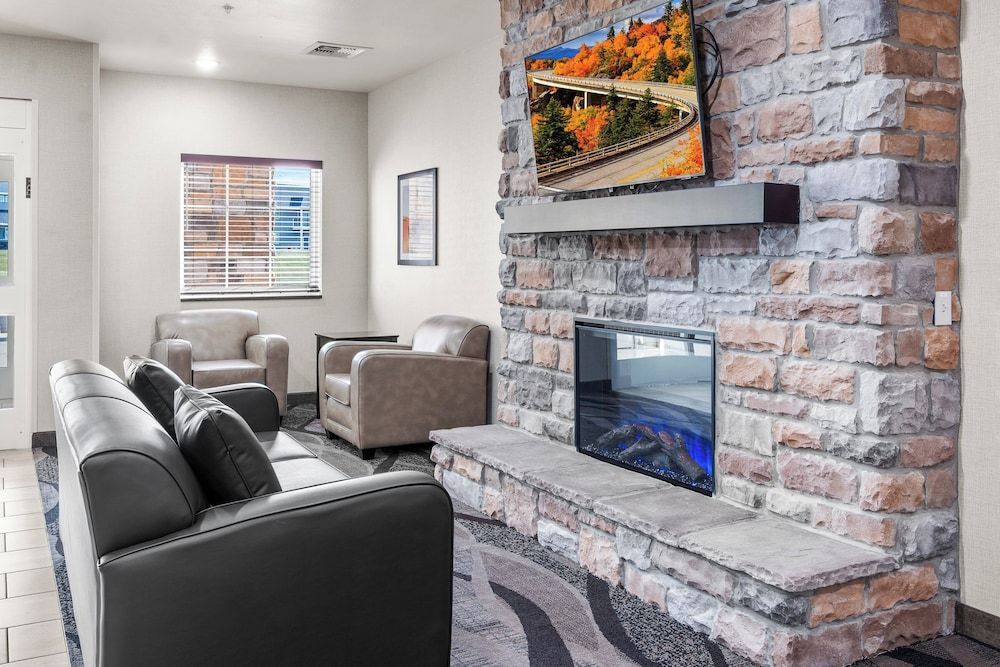 Cobblestone Hotel & Suites Denmark - Green Bay 2