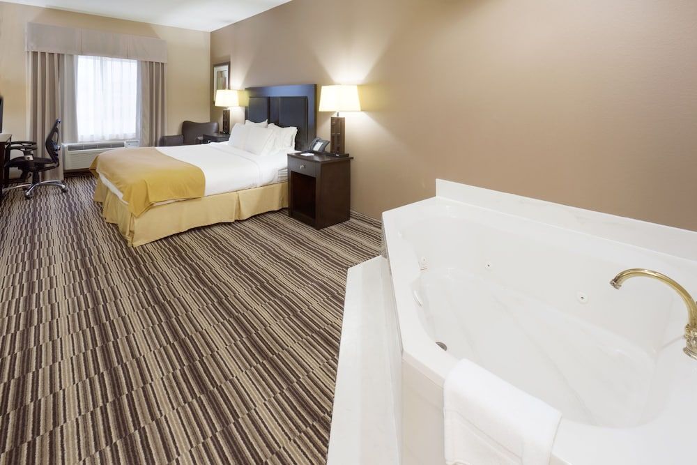 Holiday Inn Express & Suites BURLINGTON by IHG 2