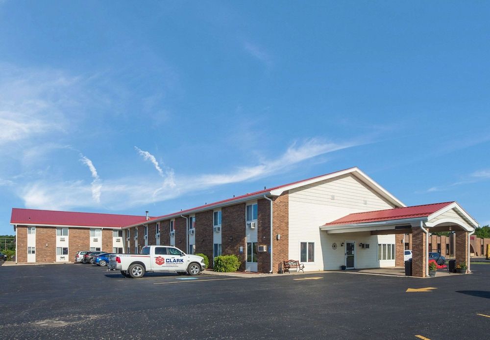 Econo Lodge Inn & Suites Escanaba North 1