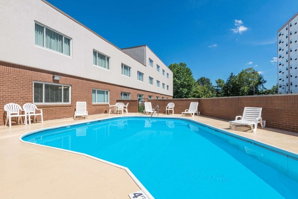 Ramada by Wyndham Paintsville Hotel & Conference Center 1
