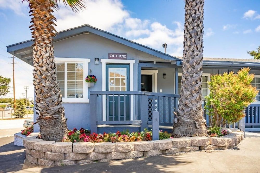 The Monterey Fireplace Inn 2