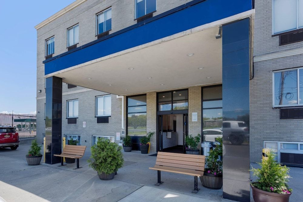 Avion Inn Near LGA Airport, an Ascend Collection Hotel 1