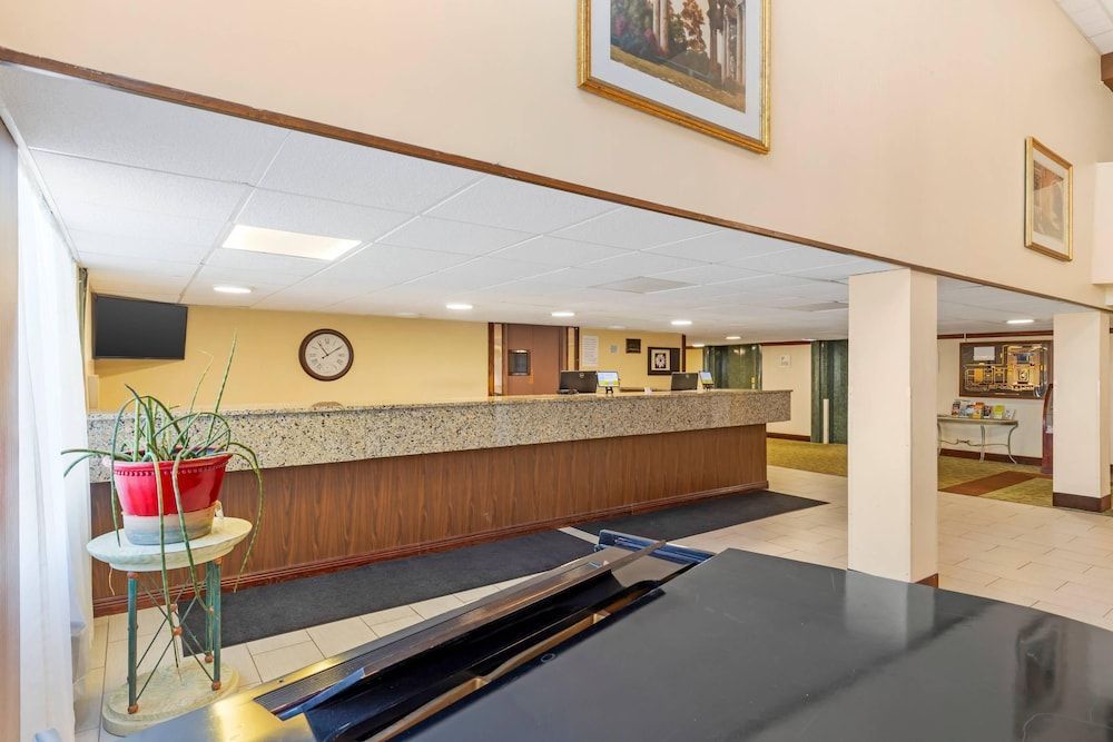 MainStay Suites Lansing West 2