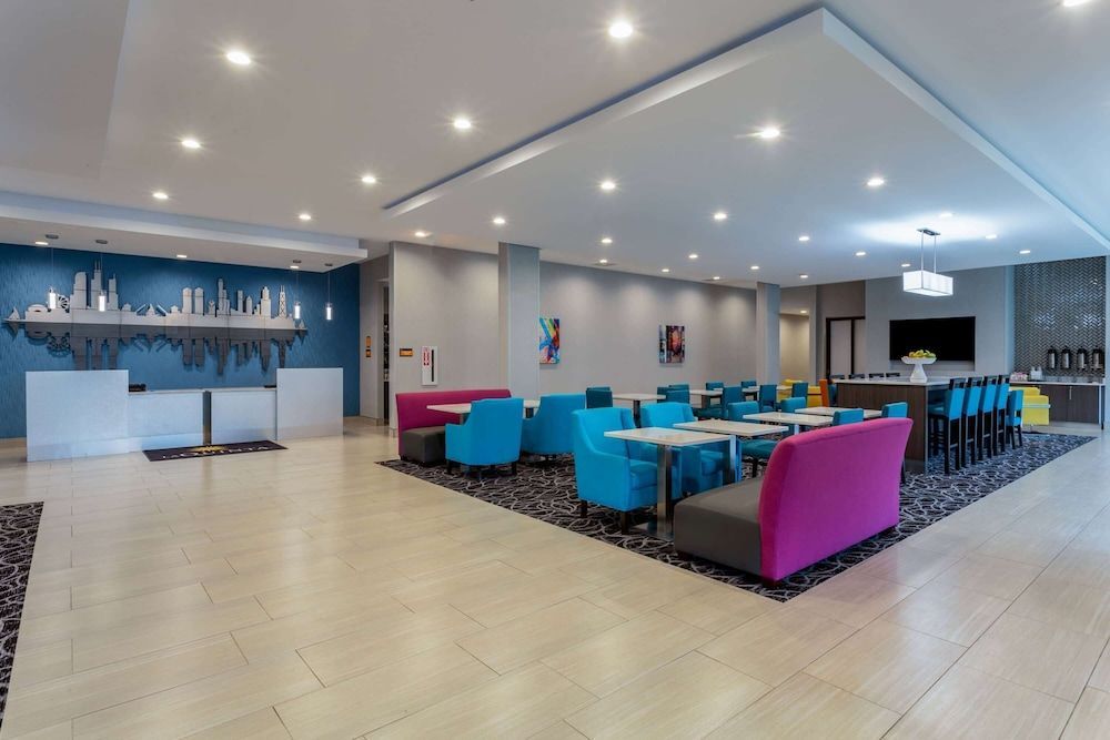 La Quinta Inn & Suites by Wyndham Shorewood 2