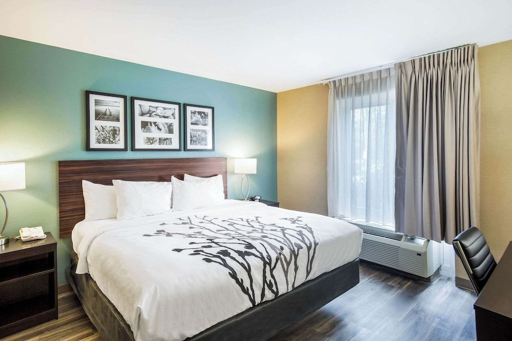 Sleep Inn & Suites Dunmore 1