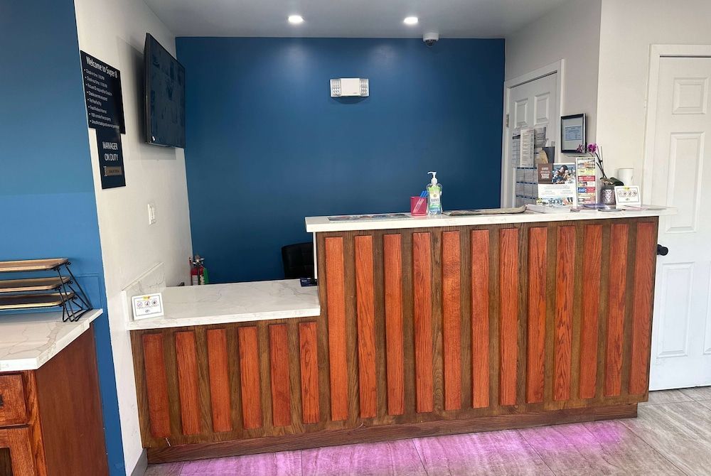 Super 8 by Wyndham Oceanside Downtown 2