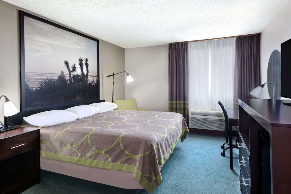 Super 8 by Wyndham Victoria/North/Mall Area 1