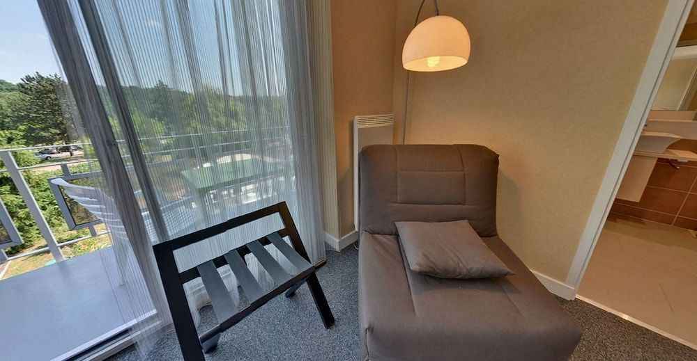 Logis Hotel Maison Carrée Restaurant O Carré dArt 2