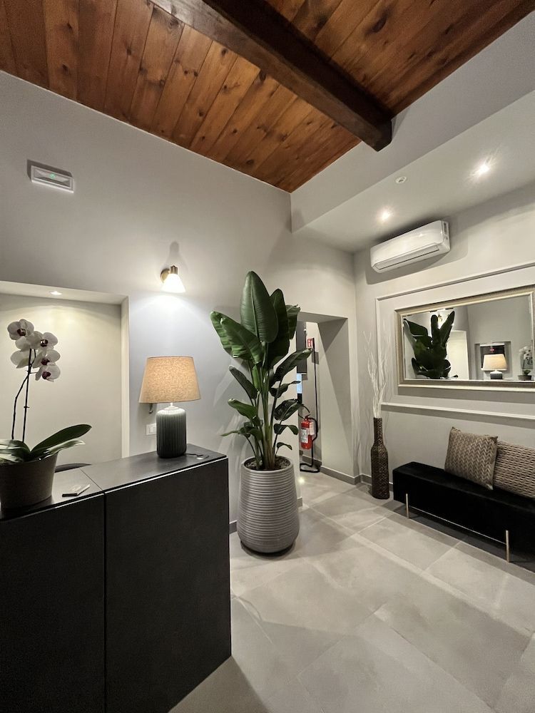 Soha Piazza Di Spagna Boutique 2