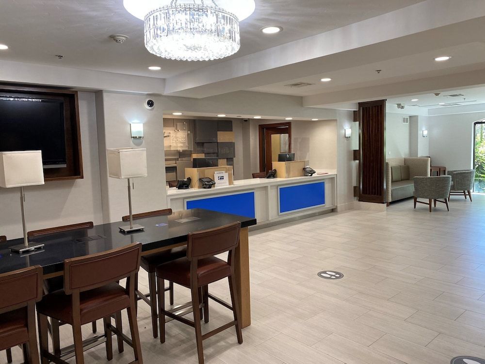 Holiday Inn Express & Suites WOODLAND HILLS by IHG 2