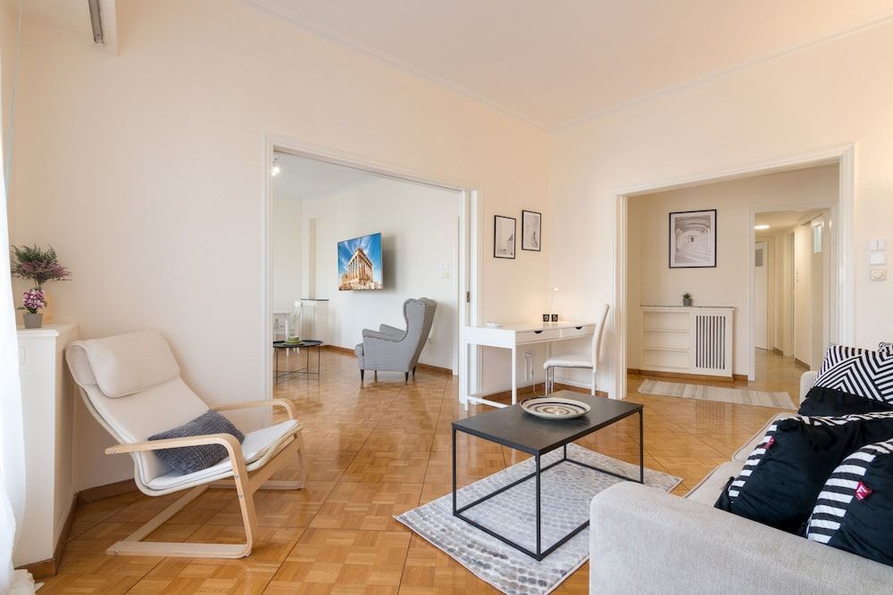 Phaedrus Living: City Center Flat Michalakopoulou 2