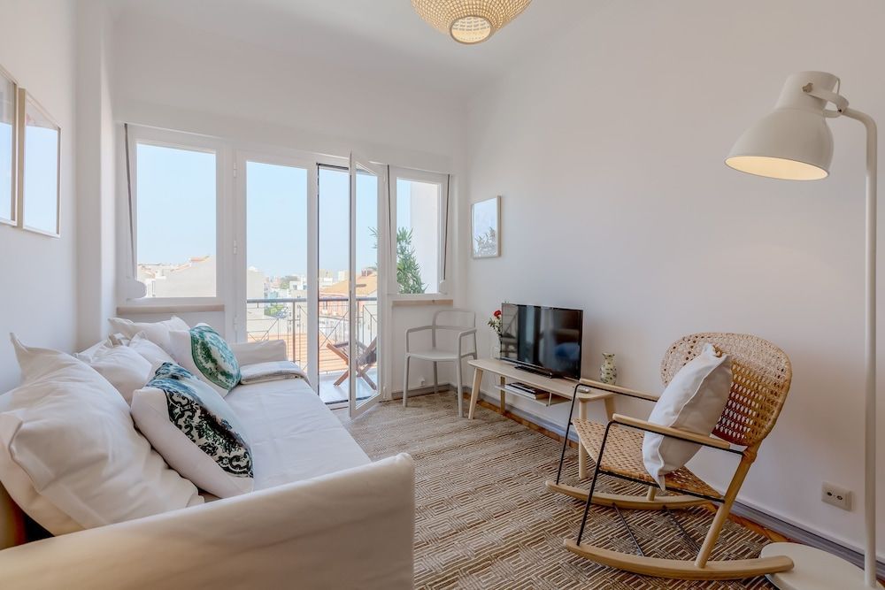Renovated Sunny Apartment with Balcony, By TimeCooler 1