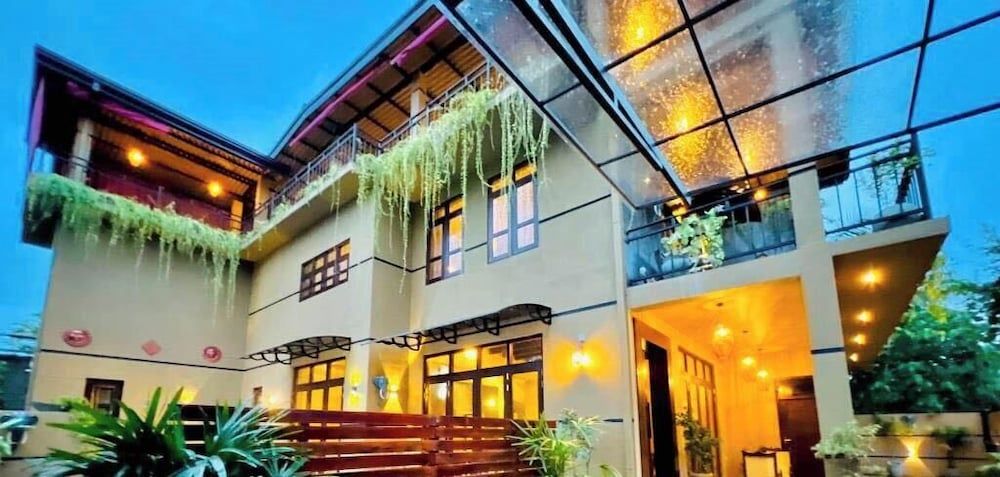Edward's airport guest in Negombo located 2.1 mile from Colombo Bandaranaike International Airport 1