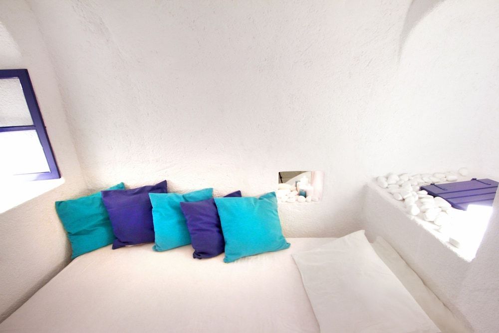 Blu Bianco Cave House 2