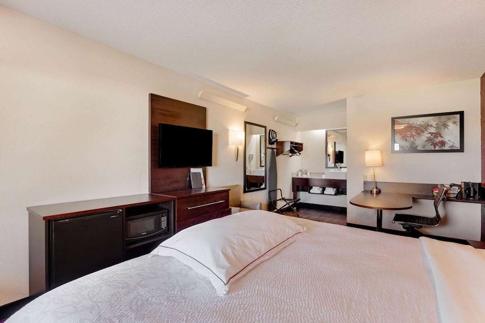 Super 8 by Wyndham Deerfield - Northbrook 2