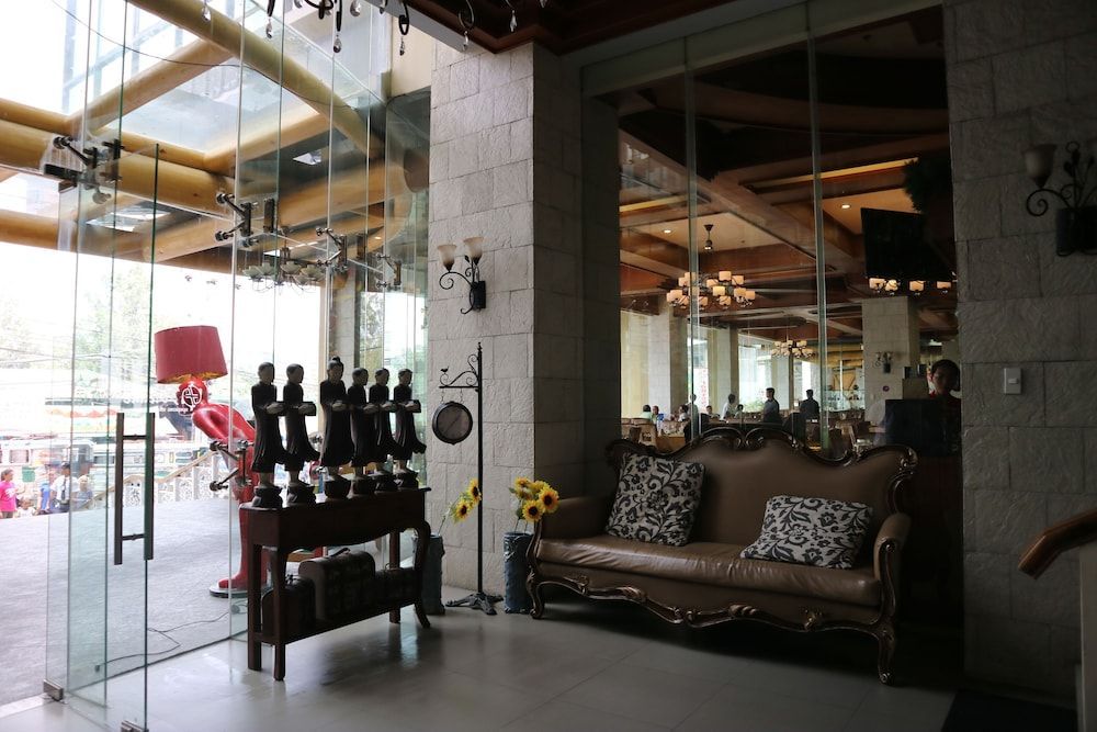 Paragon Hotel and Suites 2