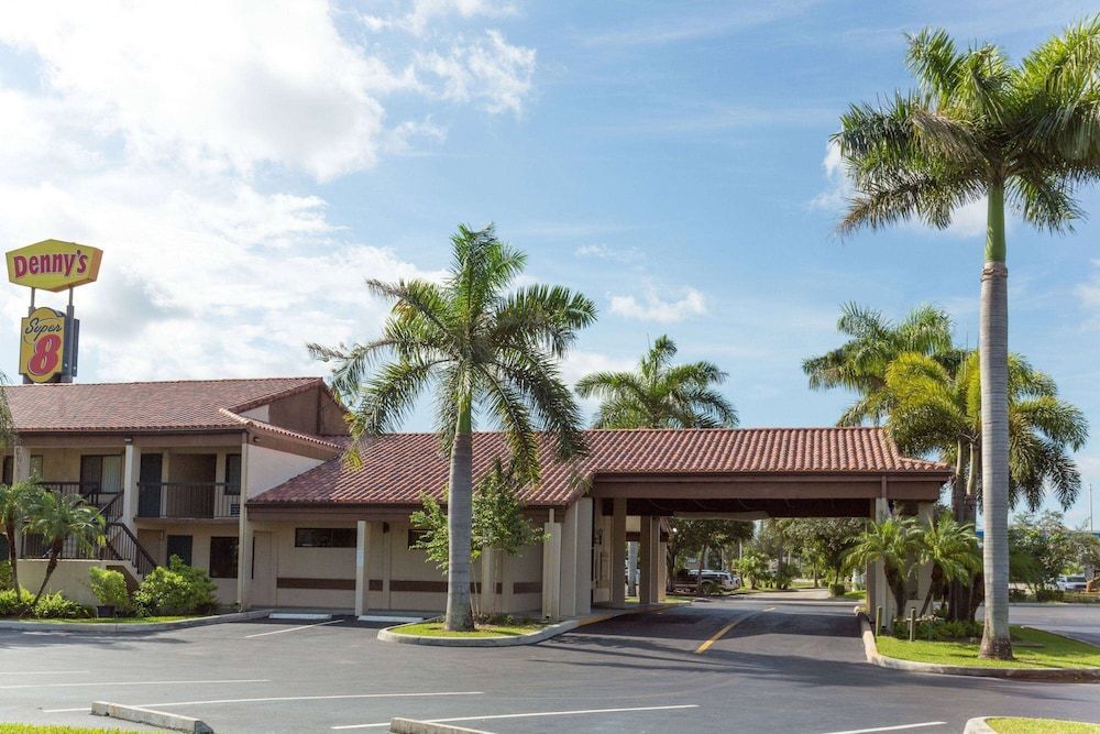 Super 8 by Wyndham Riviera Beach West Palm Beach 1