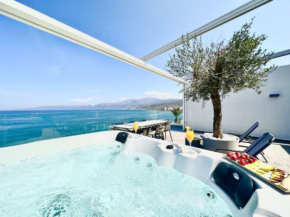 Skipper Beachfront Suites 1