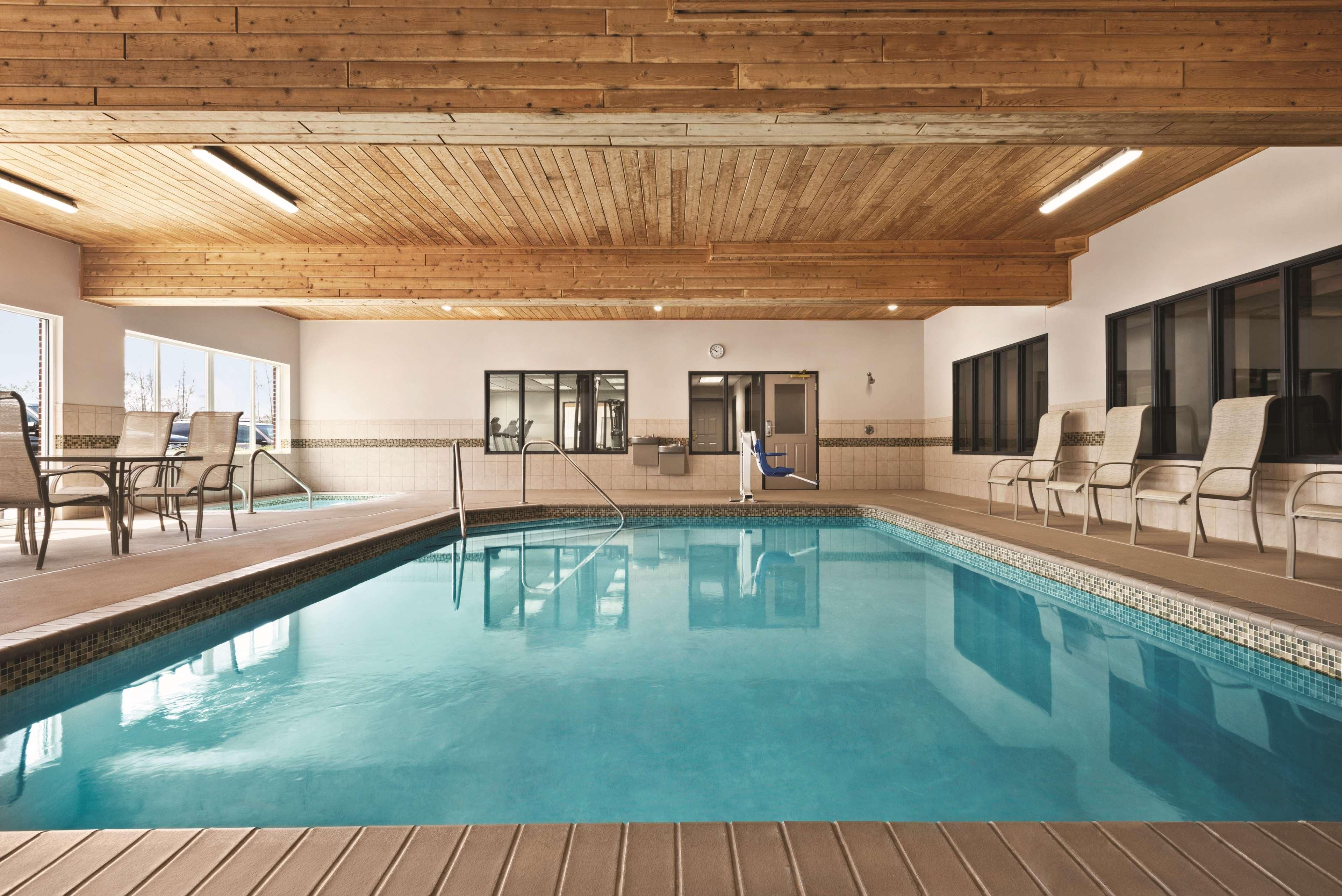Country Inn & Suites by Radisson, Marinette, WI 2
