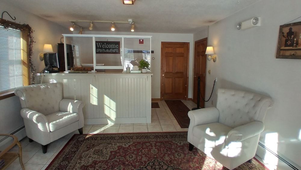 Island Pond Country Inn (Formerly the Lakefront Inn & Motel) 2