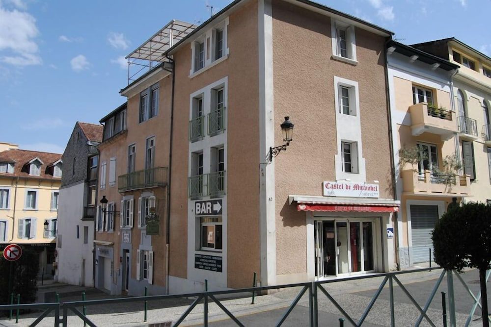 Logis Hôtel Castel de Mirambel 1