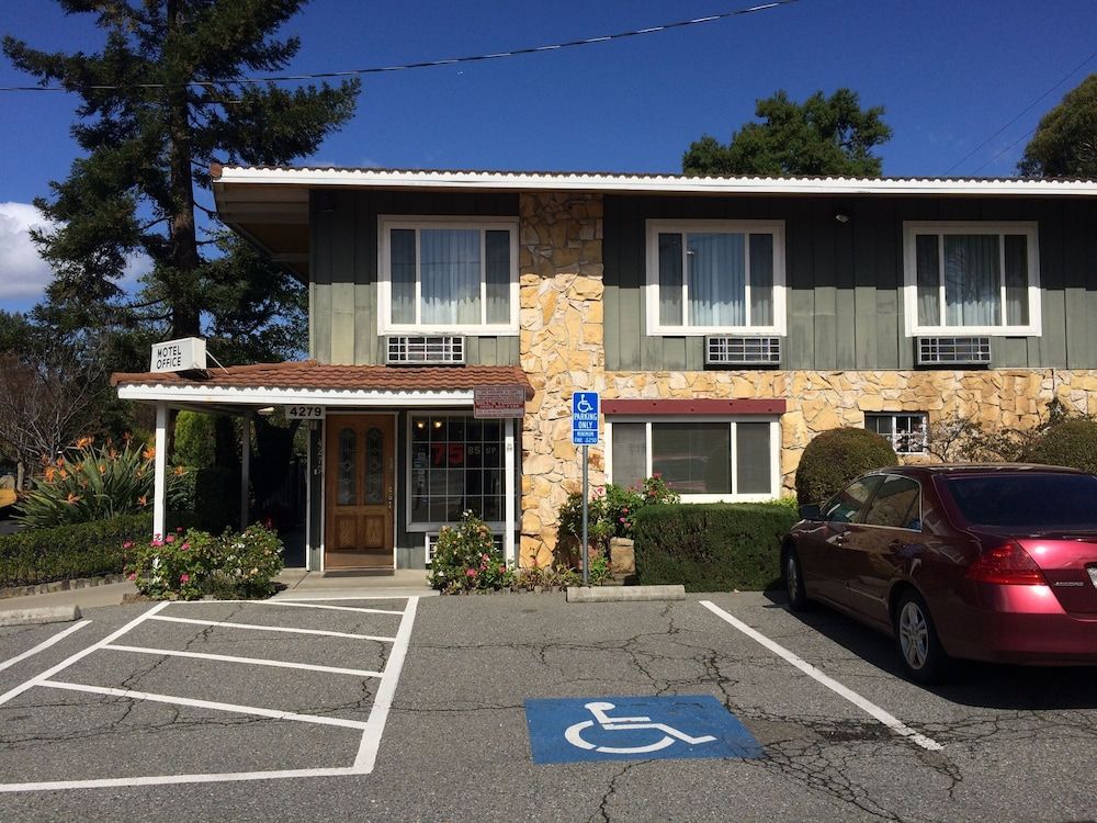 Oak Motel 2