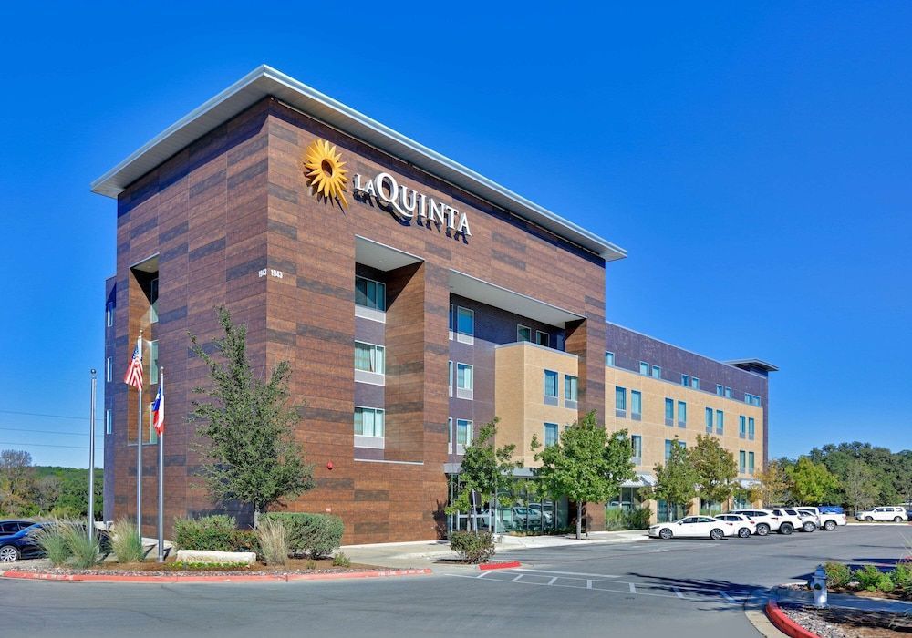 La Quinta Inn & Suites by Wyndham Lakeway 1