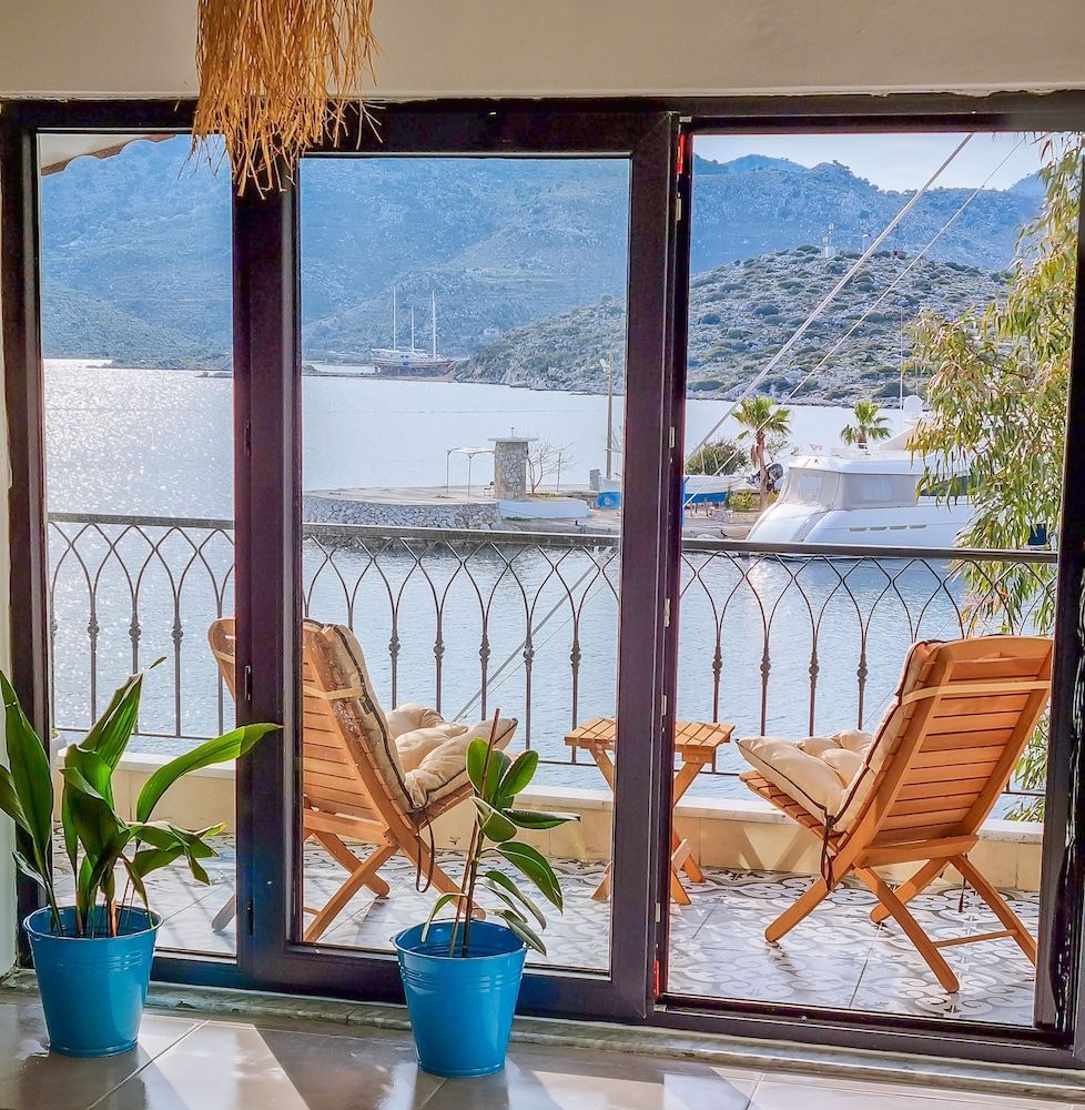 Four Holiday Suites 1