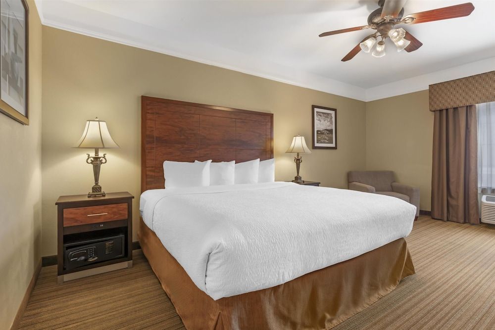 Best Western Plus Monica Royale Inn & Suites 1