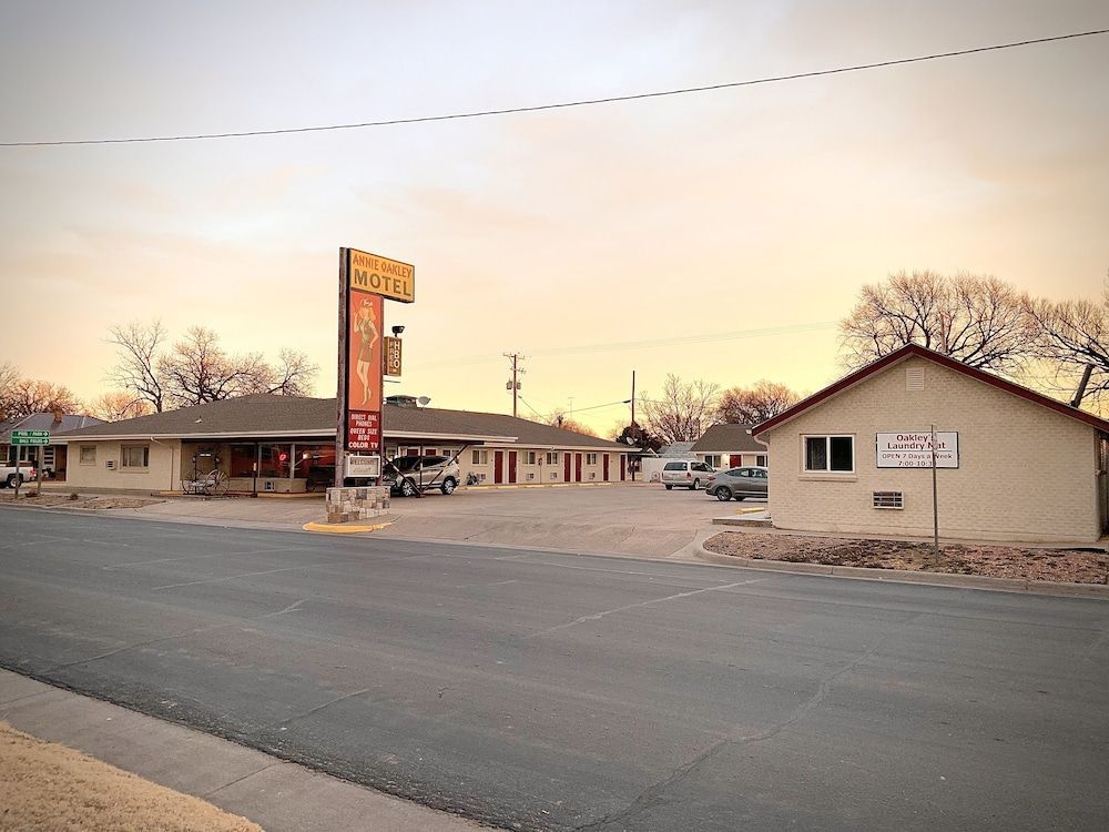 Annie Oakley Motel Oakley 1