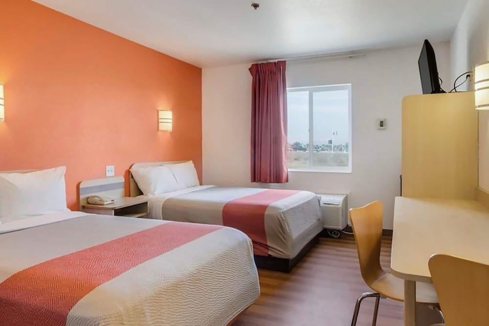 Howard Johnson by Wyndham Lemoore Near Naval Air Station 1