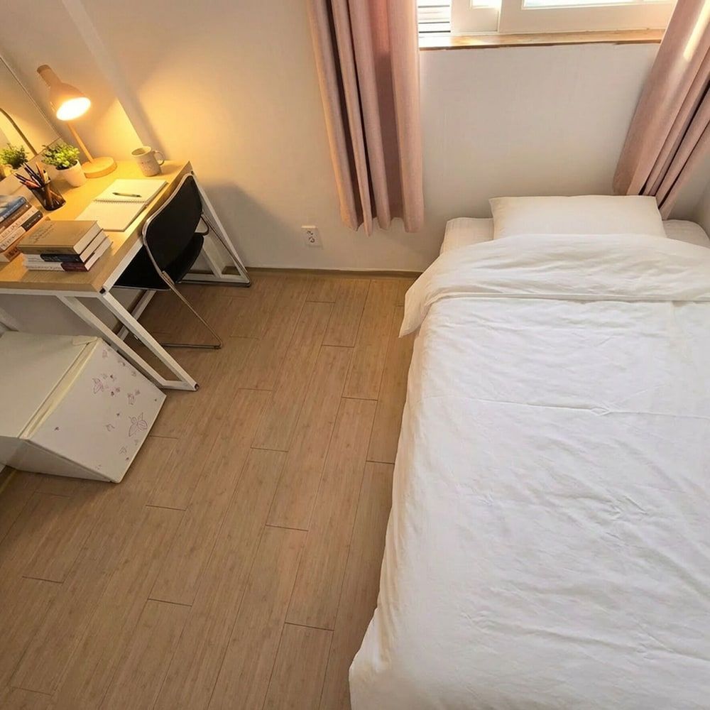 Sweet House Seoul, Line 2 & 5 - Direct to Hongdae Gangnam 1